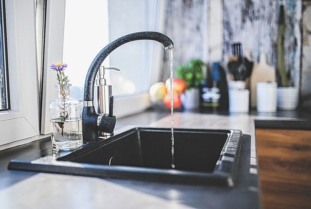 Wasser sparen mit einem Dreh - Das Eckventil - ein echter Spar-Geheimtipp. Foto: pixabay/ kaboompics