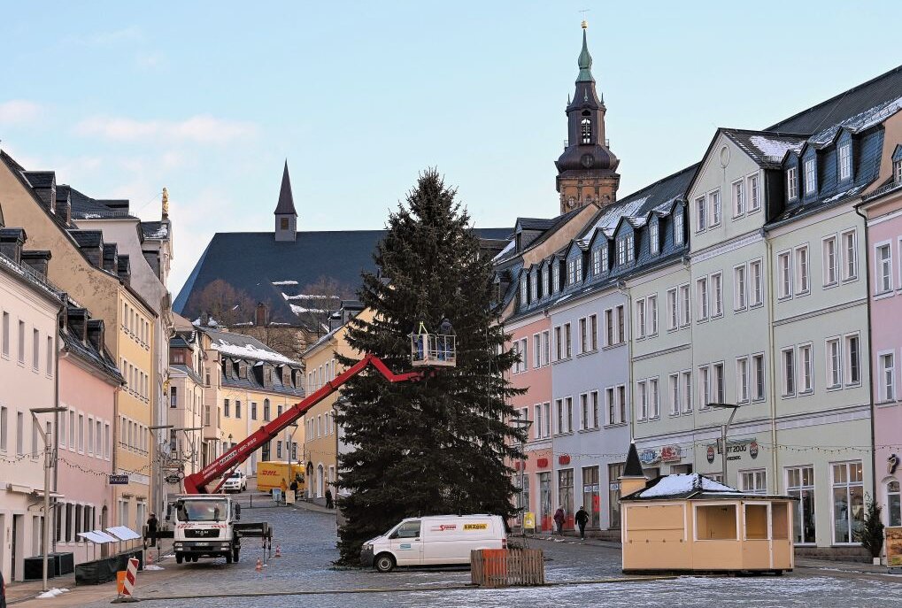 Weihnachtsdekoration in der Schneeberger Innenstadt wird abgebaut - In Schneeberg wird die Weihnachtsdekoration in der Innenstadt abgebaut. Foto: Ralf Wendland 