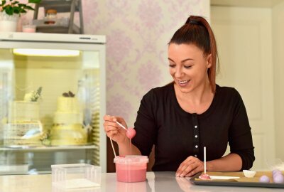 Wenn aus einer Torte ein Kunstwerk wird - "Einzelstücke"-Inhaberin Janette Graf beim Dekorieren der Cake-Pops im neuen Geschäft auf dem Brühl.  Foto: Sven Gleisberg