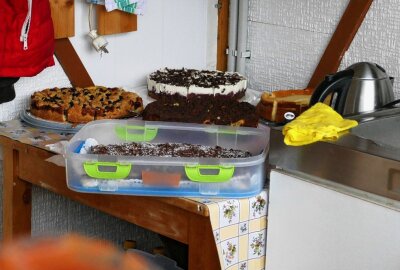 Werfer trotzen in Großolbersdorf dem nasskalten Wetter - Als Stärkung gab es ausreichend Kuchen. Foto: Andreas Bauer