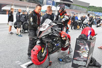Westsächsische Rennfahrer nutzen besseres Wetter in Österreich - Gaststarter Kevin Orgis hatte in beiden Superbike-Rennen Pech. Foto: Anett Kalkutschke