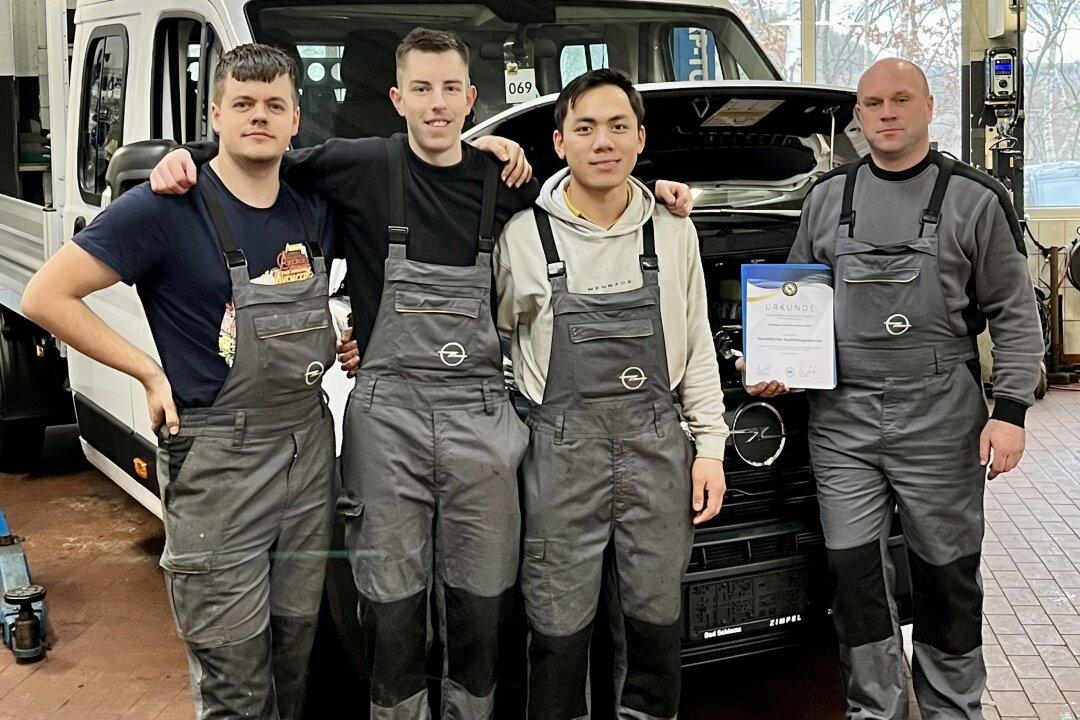 Auszubildende des ersten und zweiten Lehrjahrs der Autohausgruppe Zimpel & Franke mit Ausbilder und Kfz-Meister Patrick Sturm.