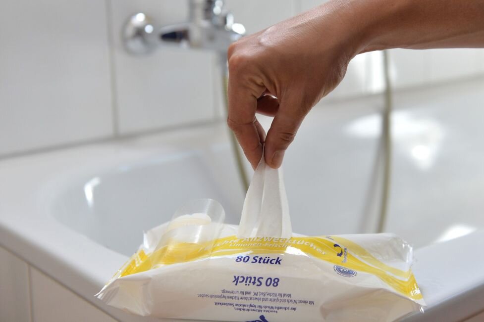 Wie Sie Feuchttücher richtig entsorgen - Oft stehen sie im Bad griffbereit: Nach der Nutzung kommen die Feuchttücher aber weder die Biotonne noch in die Toilette.