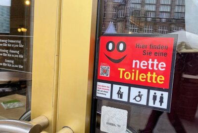 Wildpinkeln in der Chemnitzer Innenstadt: Gibt es genügend öffentliche Toiletten? - Derzeit gibt es 17 "Nette Toiletten" in Chemnitz. Hier zeigt ein Schild im Brauhaus am Neumarkt auf eine. Foto: Steffi Hofmann