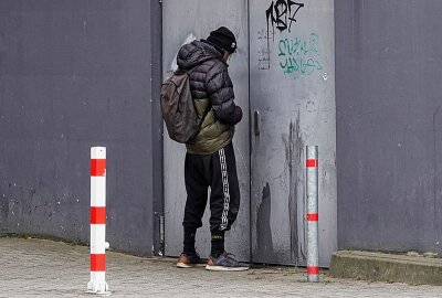 Wildpinkeln in der Chemnitzer Innenstadt: Gibt es genügend öffentliche Toiletten? -  Hinter dem Aldi Markt uriniert ungeniert ein Bürger. Foto: Harry Härtel / haertelpress