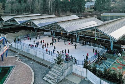 Winter-Highlight in  Oelsnitz: Letzte Gelegenheit zum Eislaufvergnügen - Eisbahn im Freibad Elstergarten in Oelsnitz/V. Foto: Igor Pastierovic
