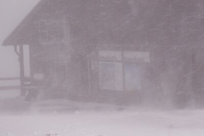 Wintereinbruch im Erzgebirge: Dichter Schneefall sorgt für glatte Straßen - Winterzauber im Erzgebirge: Schneefall überrascht Touristen am Fichtelberg