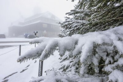 Wintereinbruch nach Frühlingswetter: Neuschnee auf dem Fichtelberg - Schneefall auf dem Fichtelberg. Foto: Bernd März