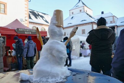 Winterliches Flair prägt Augustusburger Kunsthandwerkermarkt - Sogar ein Schneemann im Miniaturformat wartete im Schlosshof. Foto: Andreas Bauer