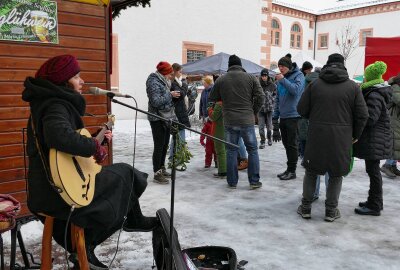 Winterliches Flair prägt Augustusburger Kunsthandwerkermarkt - Auch musikalische Unterhaltung prägte die Atmosphäre. Foto: Andreas Bauer