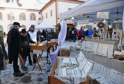 Winterliches Flair prägt Augustusburger Kunsthandwerkermarkt - Die Produkpalette an den 90 Ständen war breit gefächert. Foto: Andreas Bauer