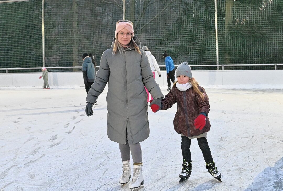 Winterspaß im Eisstadion in Hartenstein - Haben sich in Hartenstein aufs Eis gewagt Laura Beuthner aus Wiesen und Marlin (5). Foto: Ralf Wendland