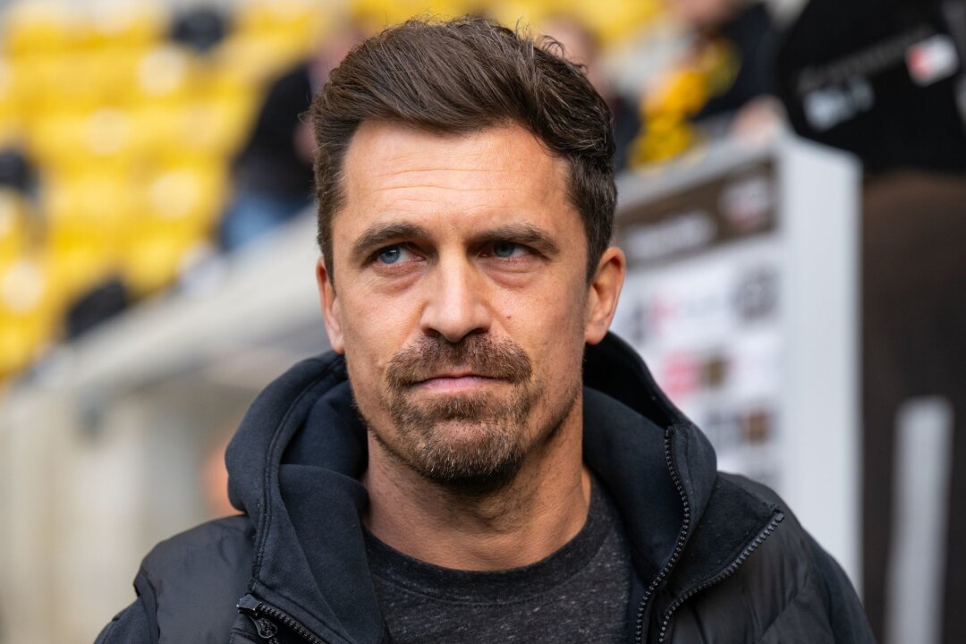 Wird dieser Schweizer neuer Dynamo-Trainer? - Freiburgs Trainer Thomas Stamm steht im Stadion.