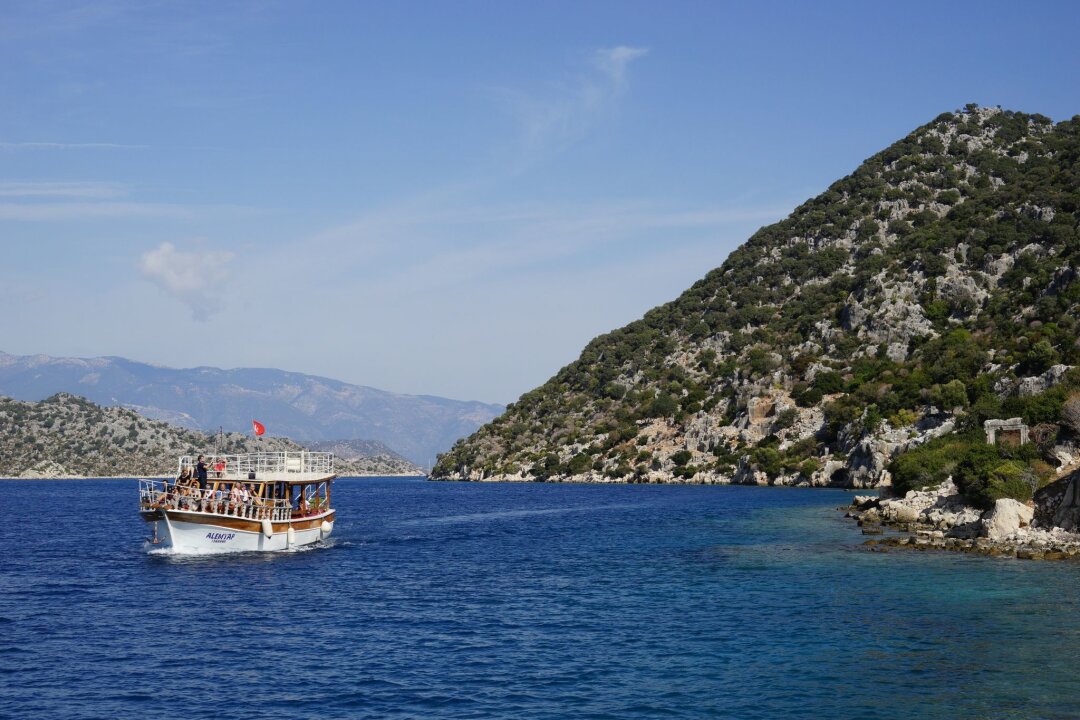 Wo Familienurlaub im Schnitt günstiger als 2023 ist - Beliebte Sonnenzielen wie die türkische Riviera sind für die Sommerferien 2024 im Schnitt acht Prozent günstiger.