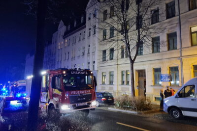 Wohnungsbrand: Mieterin schmeißt brennende Gegenstände aus dem Fenster - Feuerwehreinsatz wegen einem Brand in einer Wohnung. Foto: Harry Härtel