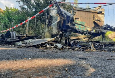 Wohnwagen steht in Flammen: Feuerwehr kann Totalschaden nicht verhindern - In Görlitz geht ein Wohnwagen in Flammen auf. Polizei ermittelt wegen Brandstiftung. Foto: xcitepress