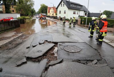 Wolkenbruch führt zu Wasserschäden in Hohenstein-Ernstthal - Auch auf der Straße kam es zu Schäden. Foto:Andreas Kretschel