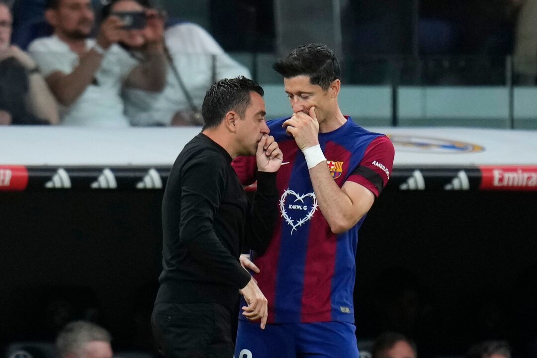 Xavi über Rolle rückwärts bei Barça: "Projekt nicht beendet" - Barcelonas Trainer Xavi Hernández und Robert Lewandowski wollen noch Großes erreichen.