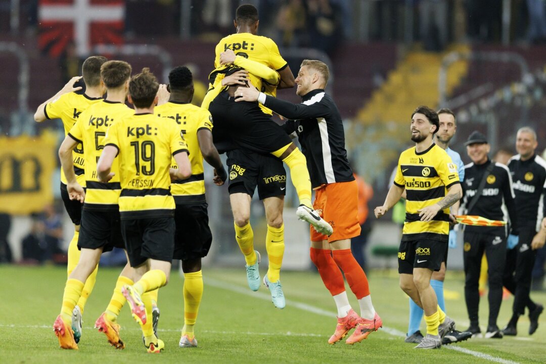 Young Boys Bern sind wieder Schweizer Fußball-Meister - Mohamed Ali Camara von Bern (M) feiert mit seinen Mitspielern das 1:0.