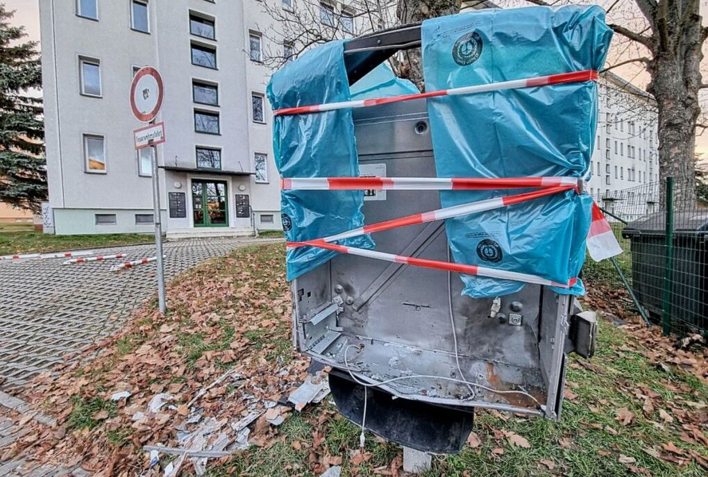 Zigarettenautomat gesprengt und ausgeraubt - In Chemnitz wurde ein Zigarettenautomat gesprengt und ausgeraubt. Foto: Harry Härtel