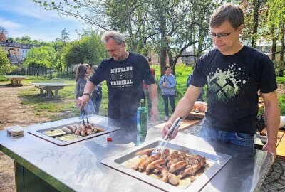 Zschopau beschreitet mit "Online-Grill" neue Wege - Auch Oberbürgermeister Arne Sigmund hat den Grill schon ausprobiert. Foto: Andreas Bauer
