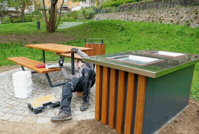 Zschopau beschreitet mit "Online-Grill" neue Wege - Pavel Hesterini von der tschechischen Firma "Park BBQ" beim Aufbau der Anlage samt Sitzecke. Foto: Andreas Bauer