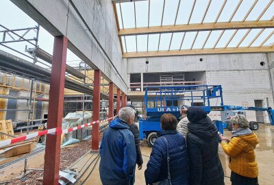 Zschopauer Bürgersaal gewährt beim Richtfest erste Einblicke - Teile des Dachs sind bereits geschlossen. Foto: Andreas Bauer