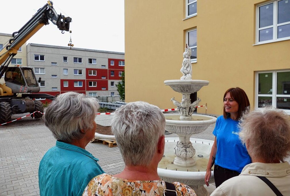 Zschopauer Pflegezentrum gewährt erste Einblicke - Die Führung führte auch über den Innenhof, in dem bereits ein Springbrunnen aufgestellt wurde. Foto: Andreas Bauer