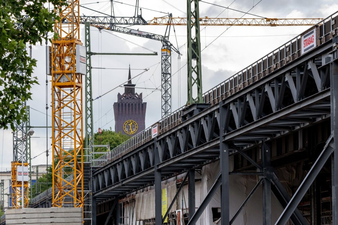 Zugverkehr rollt wieder zweigleisig über Chemnitzer Viadukt - Bauarbeiten laufen an dem historischen Eisenbahnviadukt in Chemnitz.