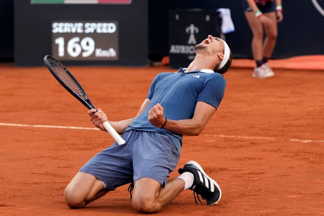 Zverev mit Masters-Triumph zu French Open: "Wieder träumen" - Alexander Zverev jubelt nach seinem Sieg über Jarry im Finale von Rom.