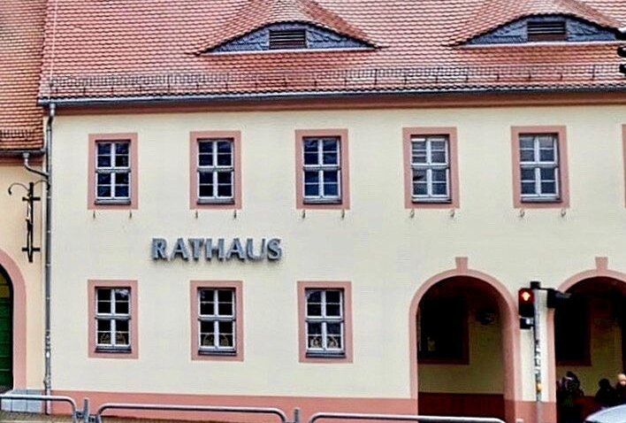 Zwangsmaßnahme: Kleinstadt im Landkreis Zwickau verhängt Haushaltssperre - Das Rathaus hat eine Haushaltssperre verhängt. Foto: Steffi Hofmann