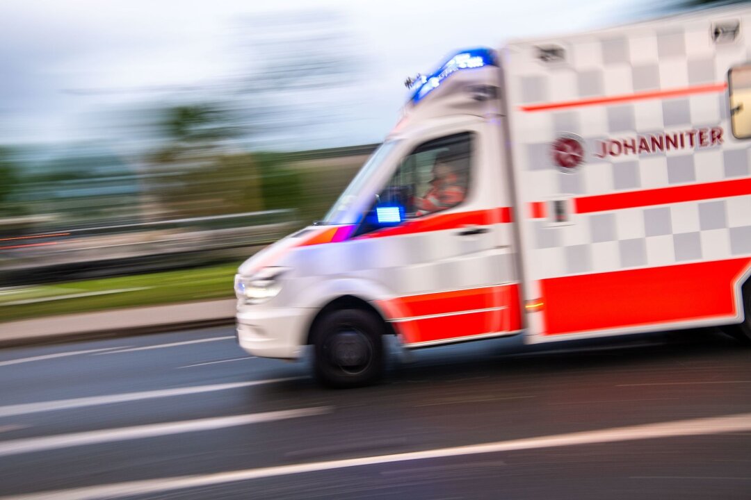 Zwei Brände in der Dresdner Neustadt: 38-Jähriger verletzt - Ein Rettungswagen auf Einsatzfahrt.