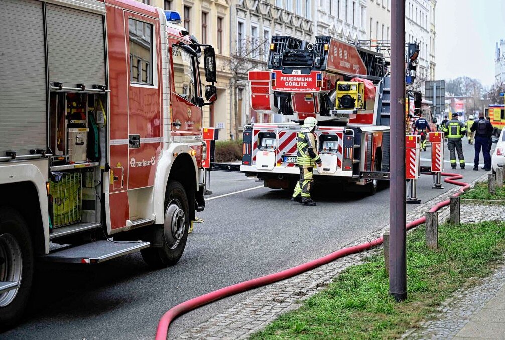Zwei Brände in Görlitzer Wohnhäusern - Am Freitagmittag eilten Feuerwehr, Rettungswagen und Polizei zu einem Mehrfamilienhaus an der Rauschwalder Straße in Görlitz. Foto: xcitepress