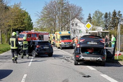 Zwei Schwerletzte durch Zusammenprall mehrerer Fahrzeuge in Euba - Schwerer Unfall in Euba mit zwei Verletzten. Foto: Harry Härtel