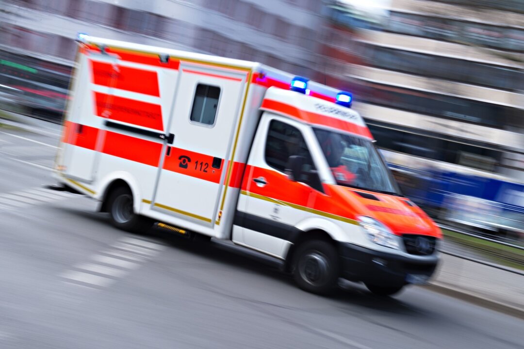 Zwei Schwerverletzte bei Unfällen im Landkreis Zwickau - Ein Rettungswagen ist mit Blaulicht im Einsatz.