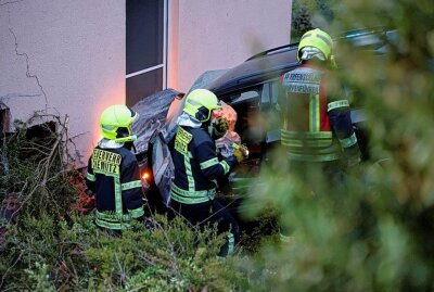 Zwei Schwerverletzte bei Unfall in Chemnitz: PKW rast in Wohnhaus - Einsatzkräfte im Einsatz. Foto: Jan Härtel/ChemPic
