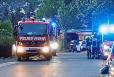 Zwei Schwerverletzte bei Unfall in Chemnitz: PKW rast in Wohnhaus - Einsatzkräfte Vorort. Foto: Jan Härtel/ChemPic