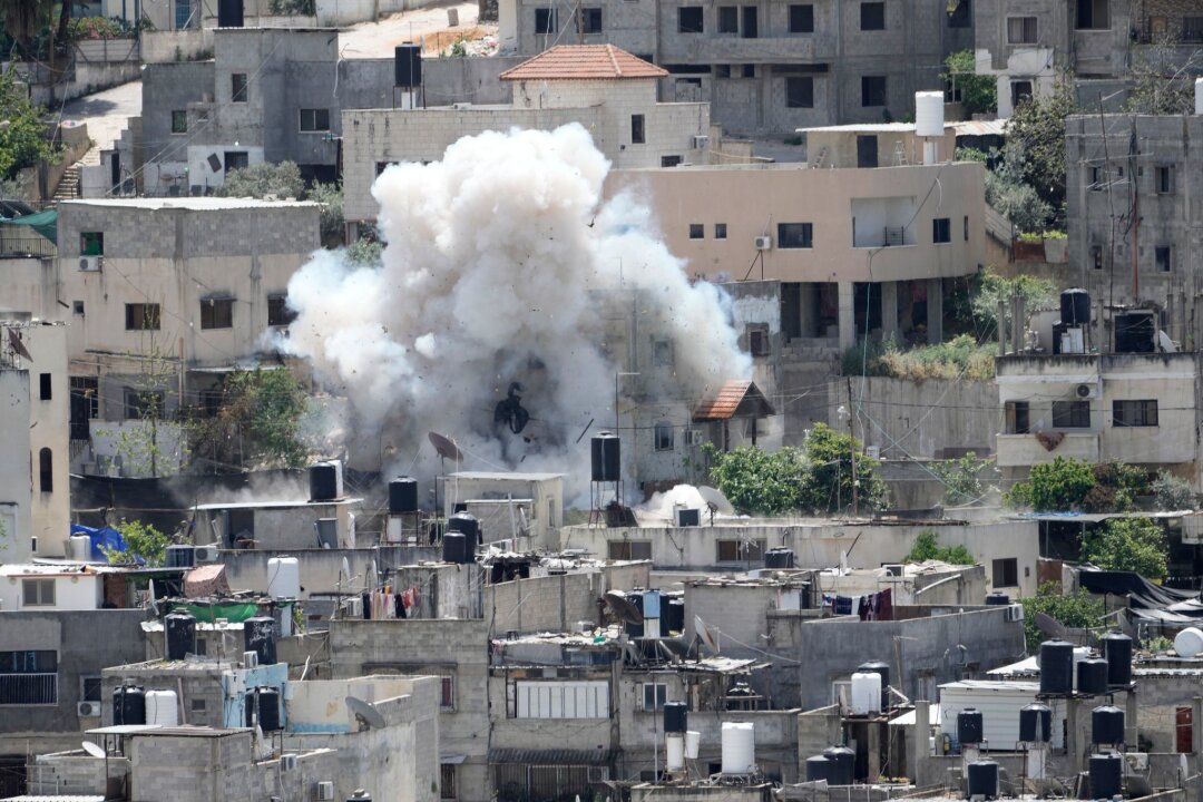 Zwei Tote bei israelischem Militäreinsatz im Westjordanland - Rauch steigt über dem Flüchtlingscamp Nur Schams im Westjordanland nach der Explosion infolge eines israelischen Angriffs auf.
