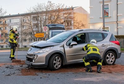 Zwei Verletzte bei heftigem Unfall in Zittau - Einsatzkräfte sichern die Autos. xcitepress/Thomas Baier