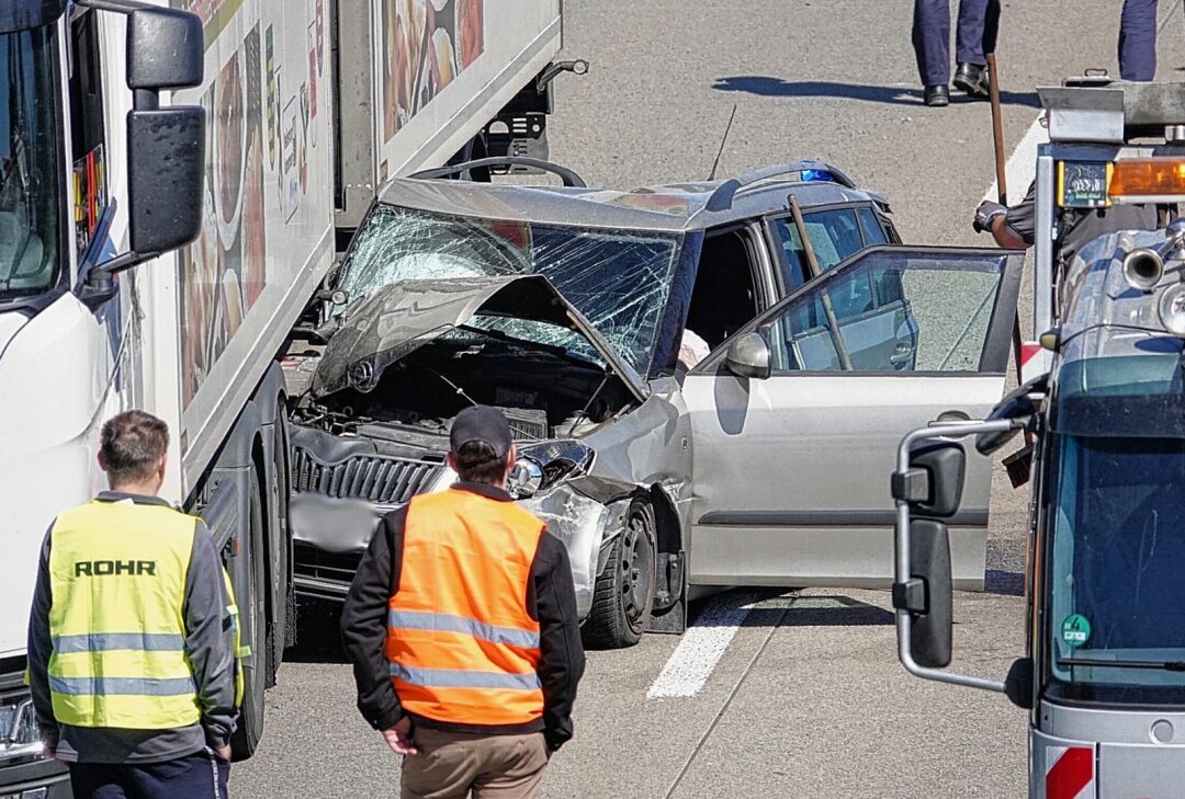 Zwei Verletzte bei schwerem Unfall auf der A/13 bei Radeburg - Der schwere Unfall. Foto: Roland Halkasch