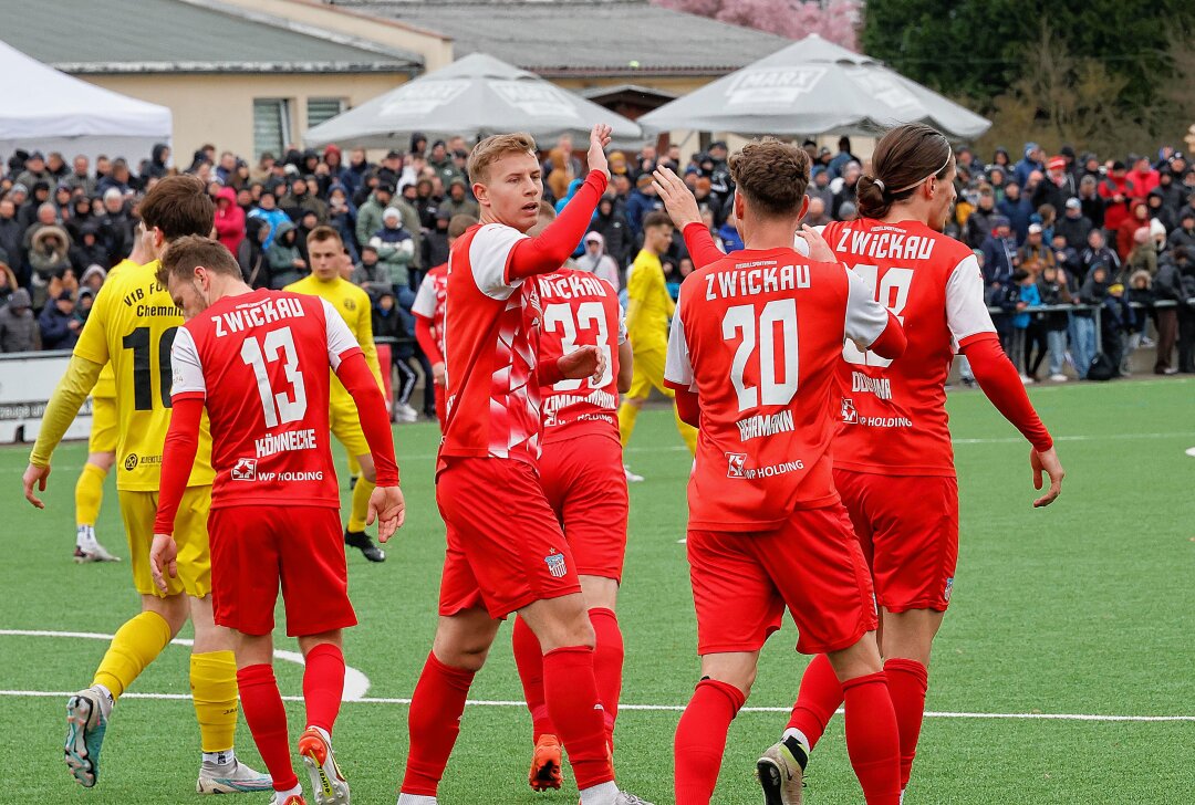 Zwickau zieht ins Sachsenpokal-Halbfinale ein! - Torjubel nach 0:1 für Zwickau durch Marc-Philipp Zimmermann. Foto: Harry Härtel