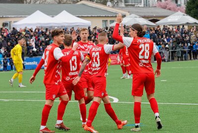 Zwickau zieht ins Sachsenpokal-Halbfinale ein! - Torjubel nach 0:1 für Zwickau durch Marc-Philipp Zimmermann. Foto: Harry Härtel