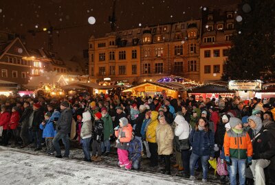 Zwickauer Weihnachtsmarkt eröffnet im winterlichen Glanz - Das winterlichen Zwickau bot das perfekte Ambiente zur Eröffnung des Weihnachtsmarktes am Dienstagnachmittag. Foto: Mario Dudacy