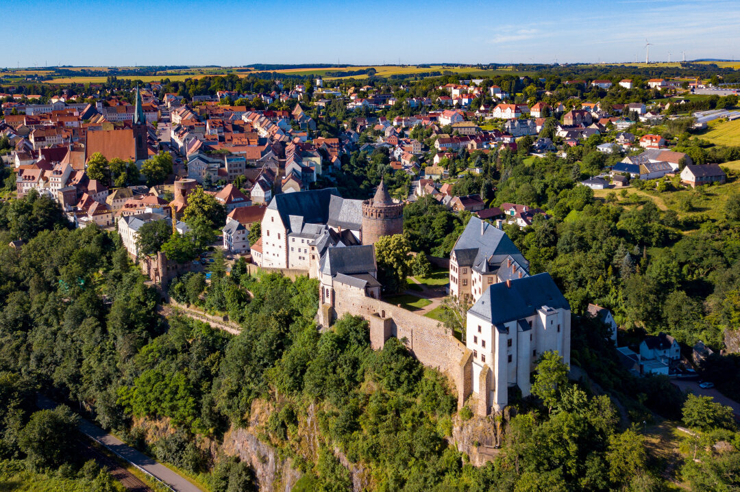 Luftaufnahme von Leisnig mit der Burg Mildenstein in Sachsen.