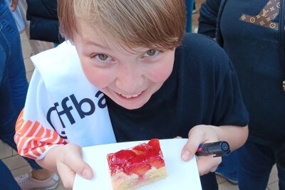 Niners zu Besuch im "Herzstück": 10-Jährige bekommt Kuchen von Jonas Richter - Inmitten der Menschenmenge gab es eine herzerwärmende Begegnung: Die zehnjährige Basketball-Enthusiastin Lara bekam ein Kuchenstück von Jonas Richter persönlich überreicht. 