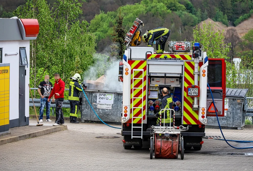 Papiercontainer an Tankstelle in Aue brennt - In Aue kam es zum Brand eines Papiercontainers. Foto: Niko Mutschmann