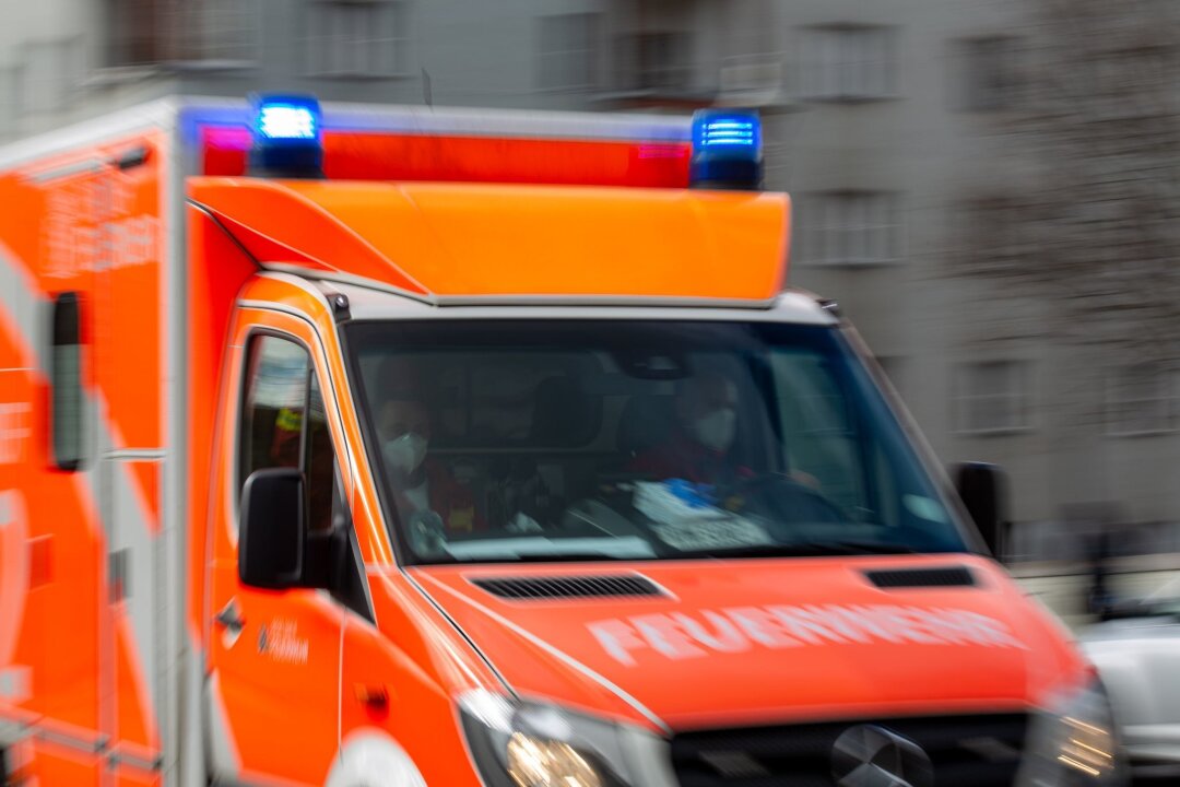 Tödlicher Unfall: 88-jähriger Radfahrer stürzt und stirbt - Ein Rettungswagen der Feuerwehr fährt auf einer Straße.