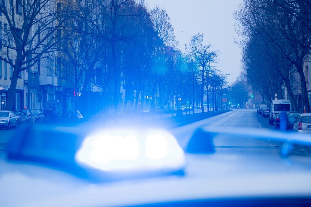 Vorfahrt genommen: Motorradfahrer schwer verletzt - Ein Blaulicht leuchtet auf dem Dach eines Streifenwagens der Polizei.