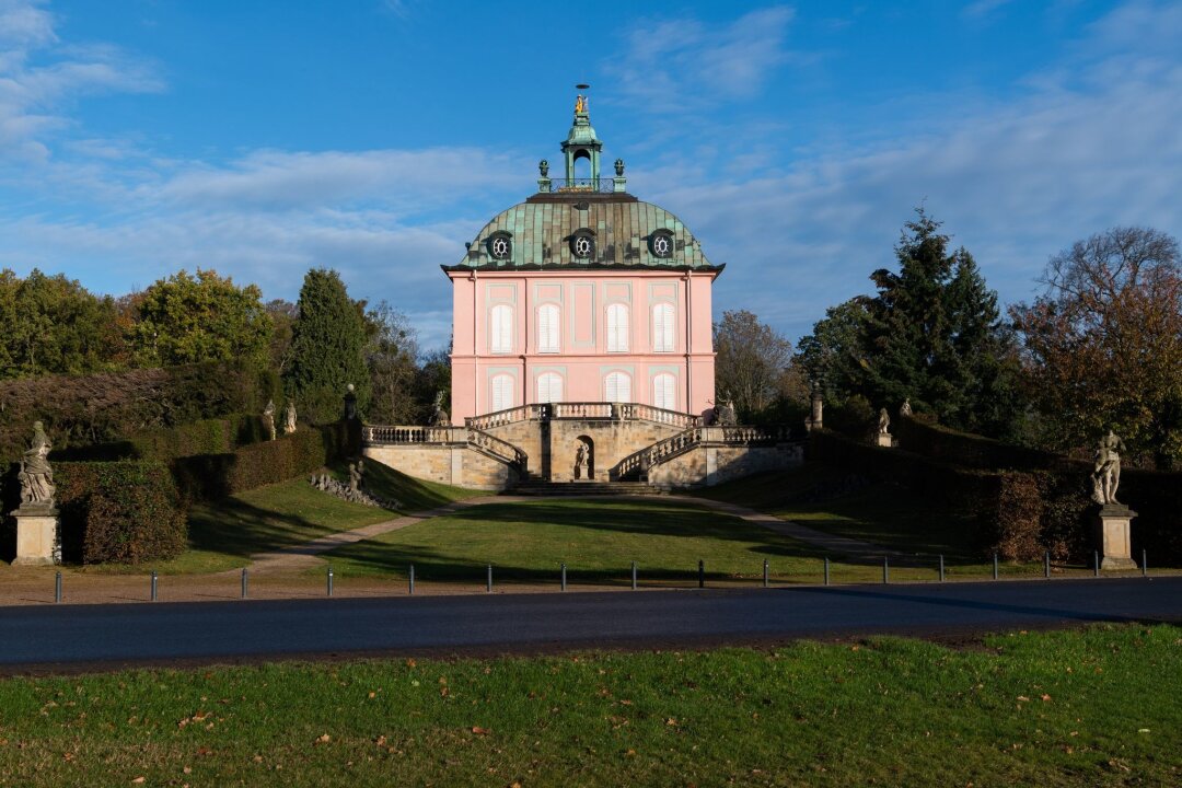 Winterpause vorbei: Kleinstes Schloss Sachsens wieder offen - Blick auf Sachsens kleinstes Königsschloss, das Fasanenschlösschen von 1776.