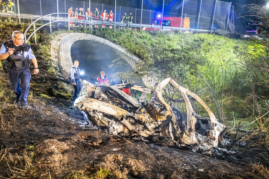 Zwei tödliche Unfälle bei Dresden: Fahrer verbrennt im PKW - Tragischer Unfall auf der S170. Der PKW brennt aus. Foto: Marko Förster